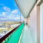 아파트 Family Getaway In With Balcony *