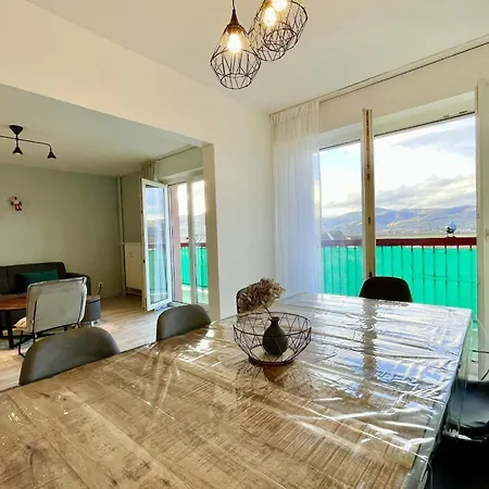 아파트 Family Getaway In With Balcony *