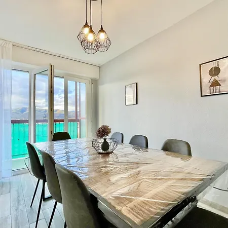 Family Getaway In With Balcony 아파트