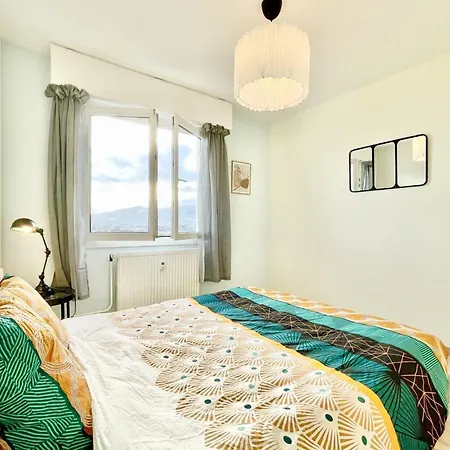 Family Getaway In With Balcony Apartment *